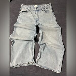 H&M Women's Relaxed Fit Light Blue Jeans